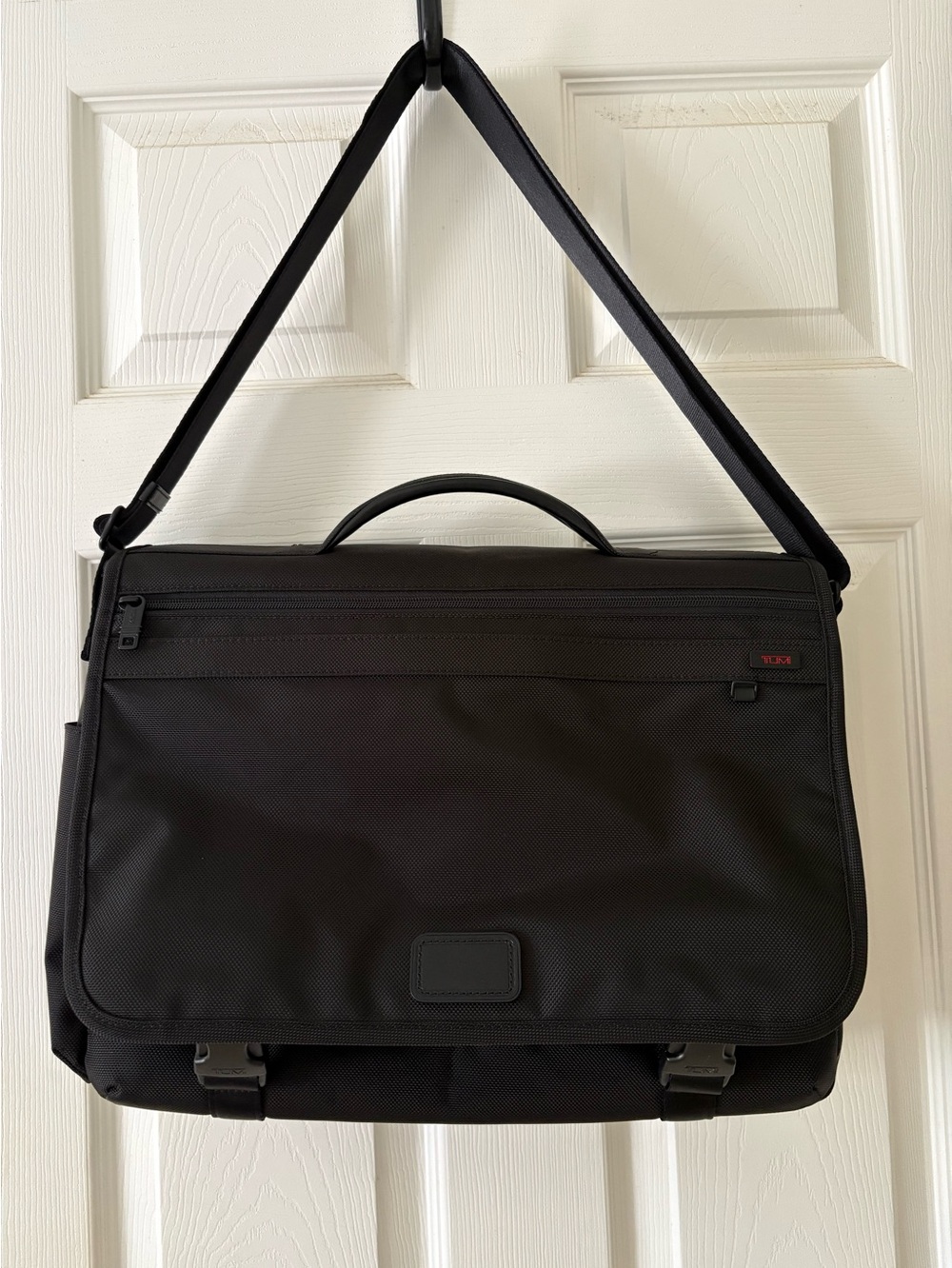 TUMI Men’s Corporate Collection Messenger Bag Style 97111-1041